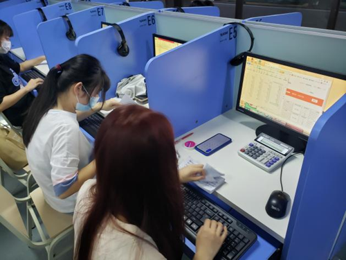 比赛现场参赛员工们认真拼搏.png