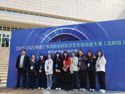 2022年的公司参赛选手及指导老师合影.png