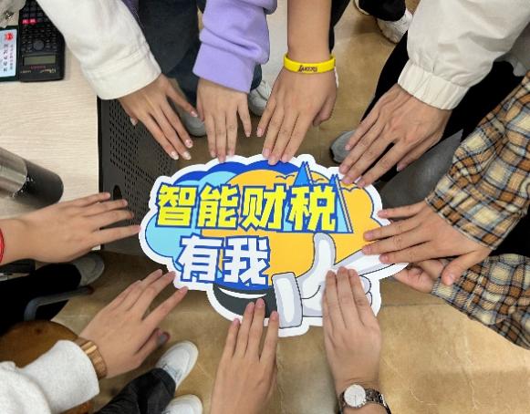 一群人在桌子前切蛋糕

低可信度描述已自动生成